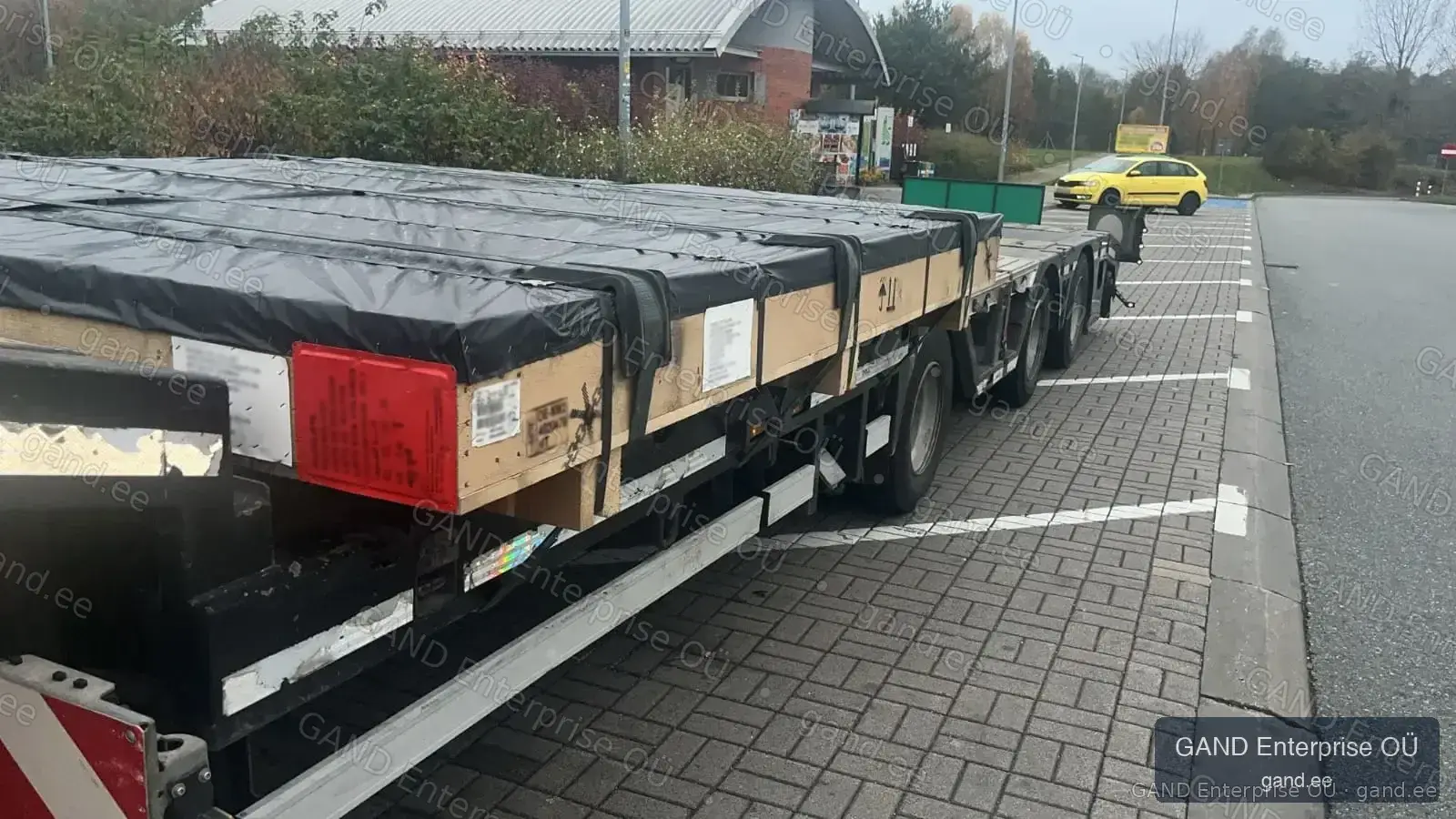 Non-standard vessel-related cargo secured for road transport